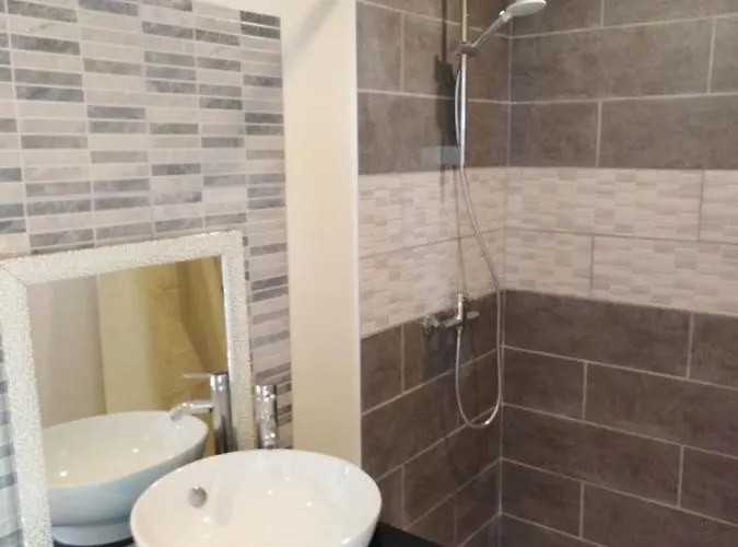 Le Du Bord De L'eau Bed & Breakfast 3*