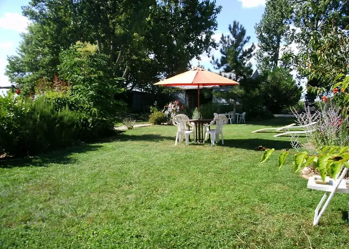 Le Du Bord De L'eau Bed & Breakfast 3*